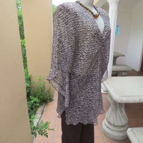 DONNA CLAIRE slip me over long animal print V neck top with elbow length sleeves. Size 44/20