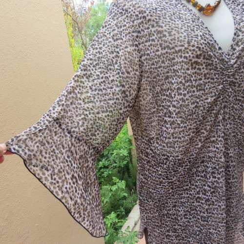 DONNA CLAIRE slip me over long animal print V neck top with elbow length sleeves. Size 44/20