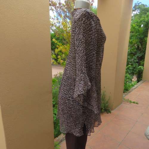 DONNA CLAIRE slip me over long animal print V neck top with elbow length sleeves. Size 44/20