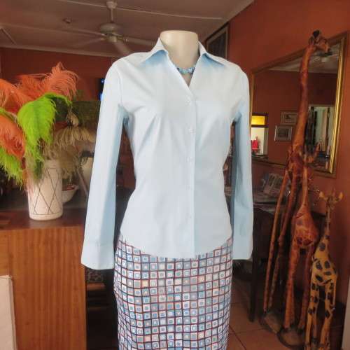 High quality long sleeve light blue used shirt by ZINC from London. Size 34. In stretch cotton.