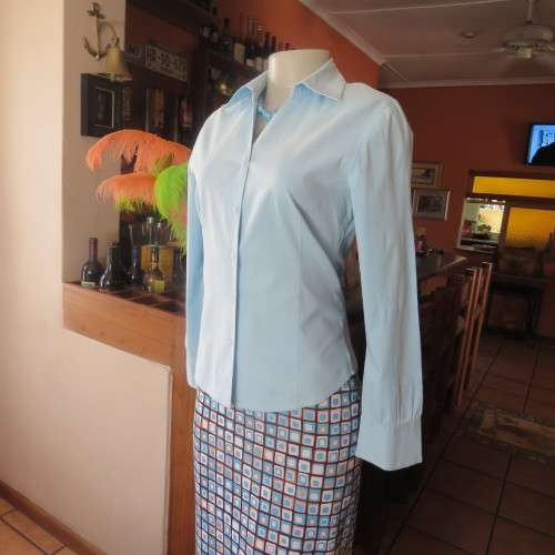 High quality long sleeve light blue used shirt by ZINC from London. Size 34. In stretch cotton.