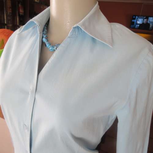 High quality long sleeve light blue used shirt by ZINC from London. Size 34. In stretch cotton.