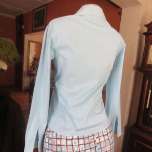 High quality long sleeve light blue used shirt by ZINC from London. Size 34. In stretch cotton.