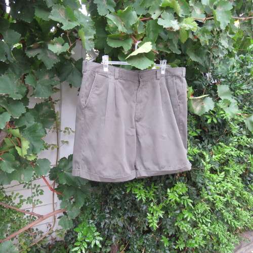 Fine cotton men`s chino shorts by WOOLWORTHS in size 42. Crocodile green. With turnups. As new