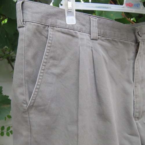 Fine cotton men`s chino shorts by WOOLWORTHS in size 42. Crocodile green. With turnups. As new