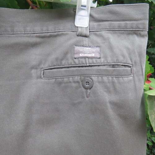 Fine cotton men`s chino shorts by WOOLWORTHS in size 42. Crocodile green. With turnups. As new