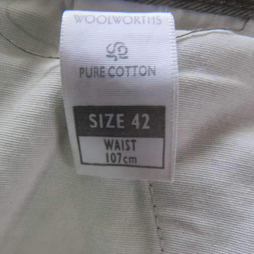 Fine cotton men`s chino shorts by WOOLWORTHS in size 42. Crocodile green. With turnups. As new