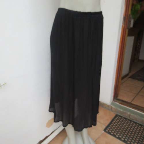 Smart black permanent pleated skirt with elasticated waist in size 34/10 by TRUWORTHS. As new