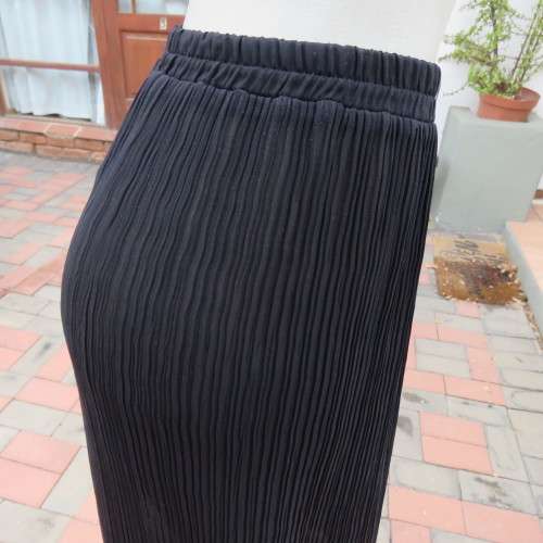Smart black permanent pleated skirt with elasticated waist in size 34/10 by TRUWORTHS. As new