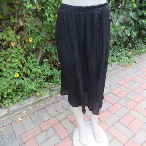 Smart black permanent pleated skirt with elasticated waist in size 34/10 by TRUWORTHS. As new
