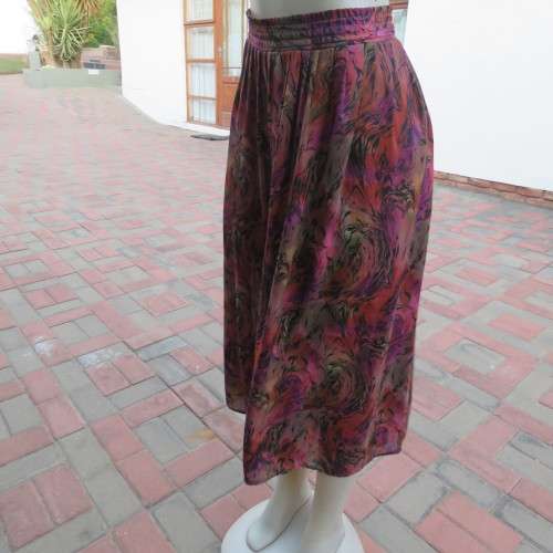 Knife pleated skirt from 80`s in dark jewel colours. Size 40/16 by SHELLEY. Elasticated waist.As new