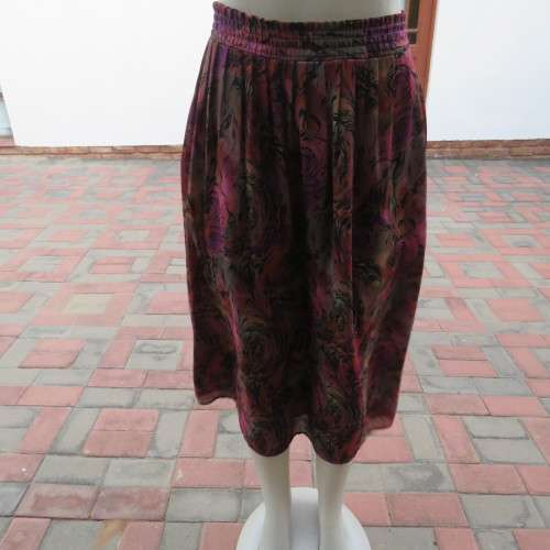 Knife pleated skirt from 80`s in dark jewel colours. Size 40/16 by SHELLEY. Elasticated waist.As new