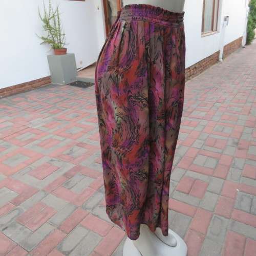Knife pleated skirt from 80`s in dark jewel colours. Size 40/16 by SHELLEY. Elasticated waist.As new
