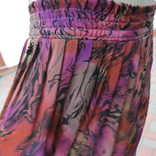 Knife pleated skirt from 80`s in dark jewel colours. Size 40/16 by SHELLEY. Elasticated waist.As new