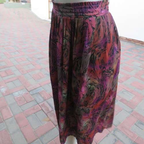 Knife pleated skirt from 80`s in dark jewel colours. Size 40/16 by SHELLEY. Elasticated waist.As new