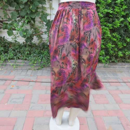 Knife pleated skirt from 80`s in dark jewel colours. Size 40/16 by SHELLEY. Elasticated waist.As new
