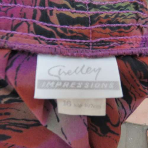 Knife pleated skirt from 80`s in dark jewel colours. Size 40/16 by SHELLEY. Elasticated waist.As new