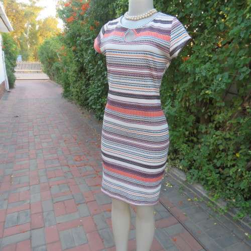 Stylish bodycon dress with capped sleeves and horizontal patterned stripes.With peephole! Size 34/10