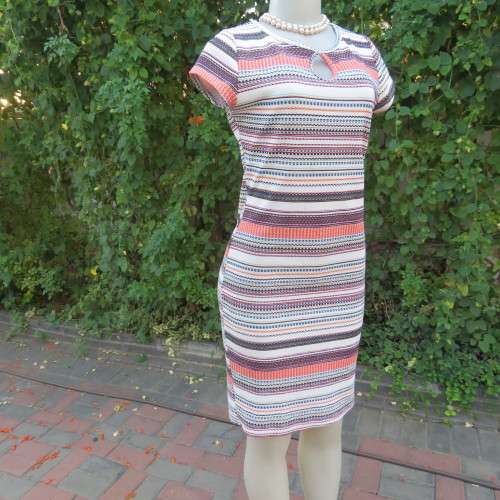 Stylish bodycon dress with capped sleeves and horizontal patterned stripes.With peephole! Size 34/10