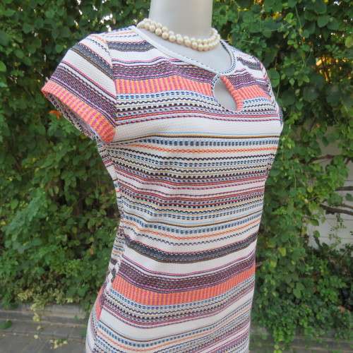Stylish bodycon dress with capped sleeves and horizontal patterned stripes.With peephole! Size 34/10