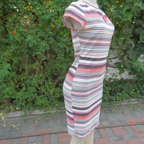 Stylish bodycon dress with capped sleeves and horizontal patterned stripes.With peephole! Size 34/10