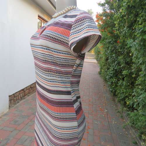 Stylish bodycon dress with capped sleeves and horizontal patterned stripes.With peephole! Size 34/10