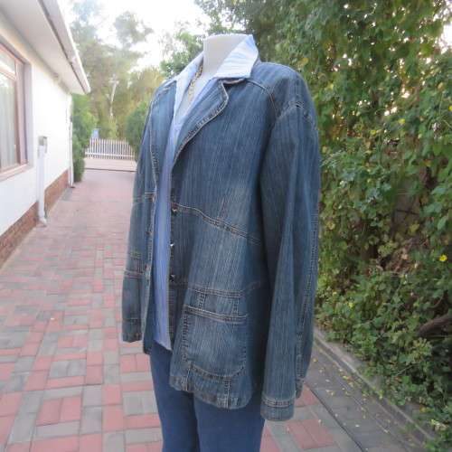 Denim long sleeve jacket closing with 3 buttons. Wide open collar. Size 46/22. Distressed look.