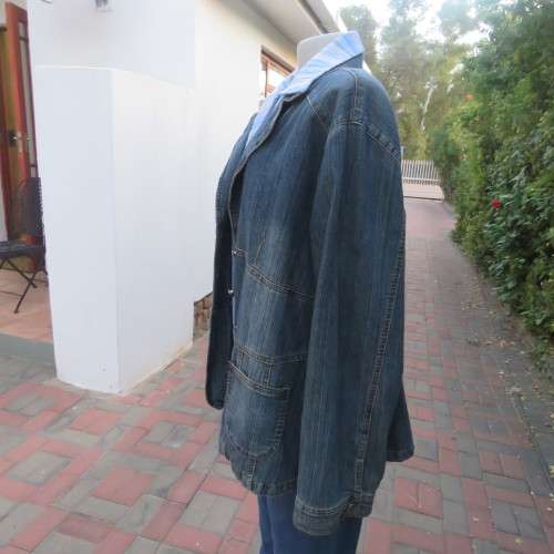 Denim long sleeve jacket closing with 3 buttons. Wide open collar. Size 46/22. Distressed look.