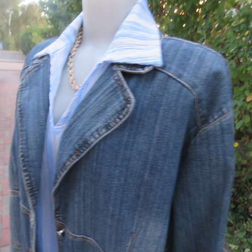 Denim long sleeve jacket closing with 3 buttons. Wide open collar. Size 46/22. Distressed look.