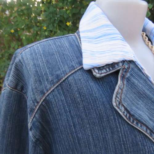 Denim long sleeve jacket closing with 3 buttons. Wide open collar. Size 46/22. Distressed look.