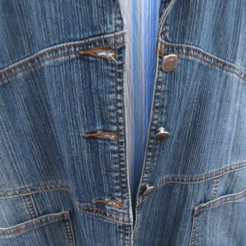 Denim long sleeve jacket closing with 3 buttons. Wide open collar. Size 46/22. Distressed look.