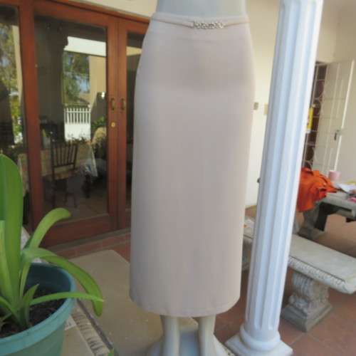 Elegant beige ankle length pencil skirt. Bandless with zip and pleat at back. Size 32/8.Good cond.