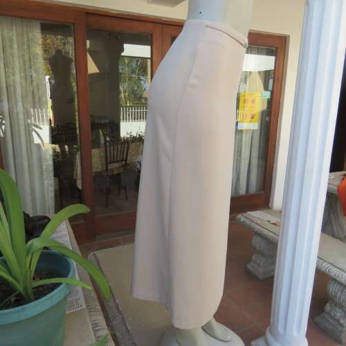 Elegant beige ankle length pencil skirt. Bandless with zip and pleat at back. Size 32/8.Good cond.