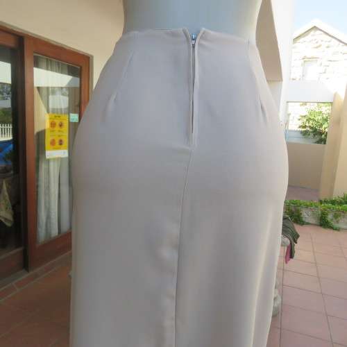Elegant beige ankle length pencil skirt. Bandless with zip and pleat at back. Size 32/8.Good cond.