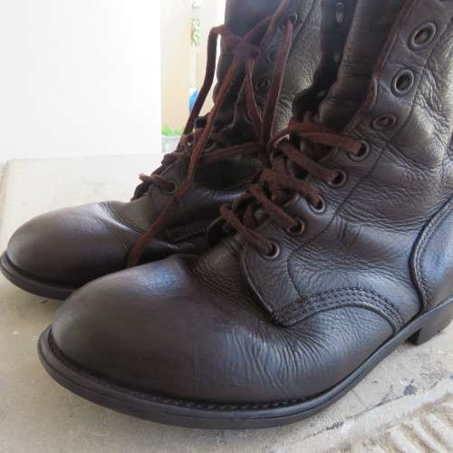 Pair SADF army boots in genuine brown leather size 8.5/270 army size. Dy DWS from 2010.Good cond.