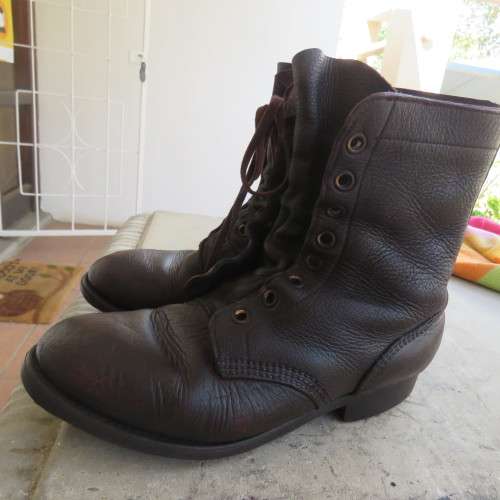 Pair SADF army boots in genuine brown leather size 7/255 army size. By DWS from 2009. Good cond.