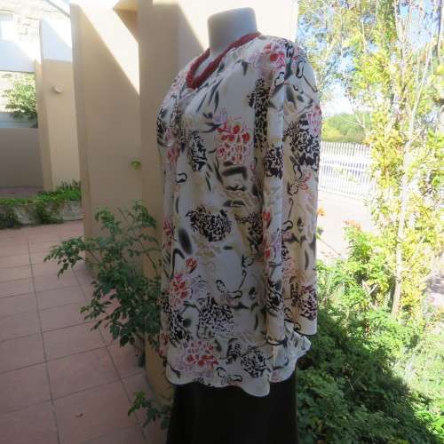 Pretty slip over silky polyester rich cream top with red and black unique designs.Size 44/20.As new