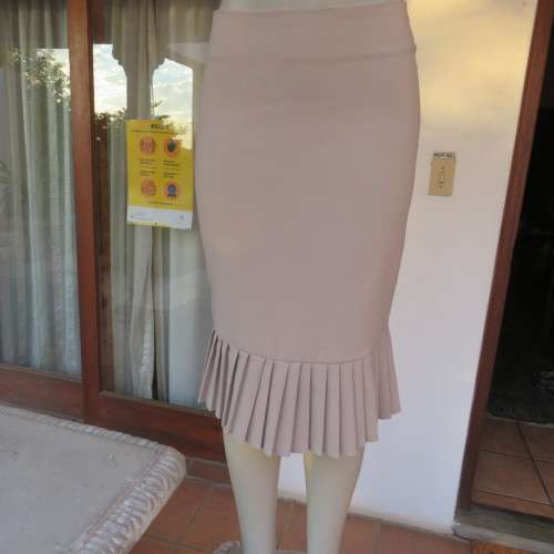 Make a statement in this sand colour pencil skirt with pleated border.Bandless.Size 34/10.Good cond.