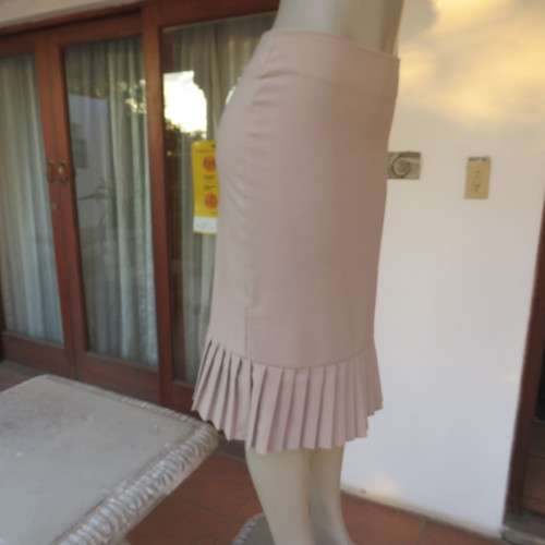 Make a statement in this sand colour pencil skirt with pleated border.Bandless.Size 34/10.Good cond.