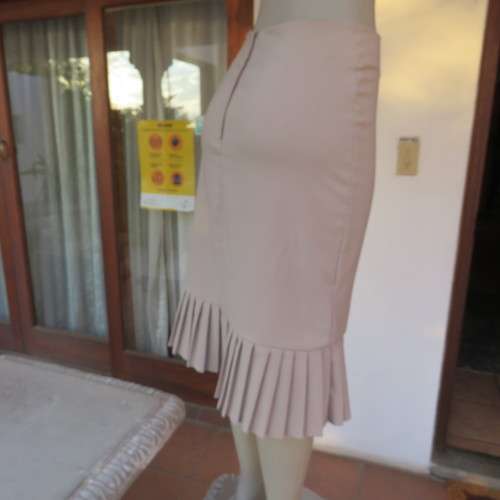 Make a statement in this sand colour pencil skirt with pleated border.Bandless.Size 34/10.Good cond.
