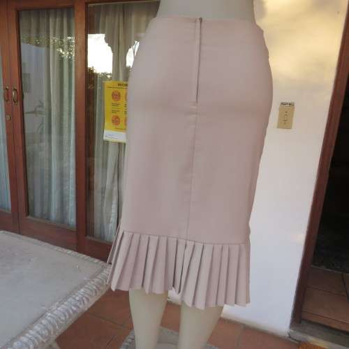 Make a statement in this sand colour pencil skirt with pleated border.Bandless.Size 34/10.Good cond.