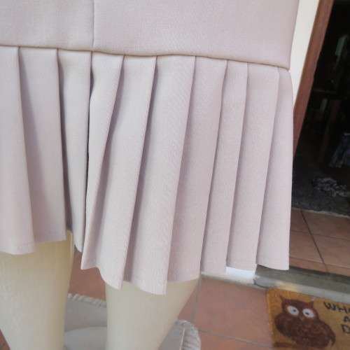 Make a statement in this sand colour pencil skirt with pleated border.Bandless.Size 34/10.Good cond.
