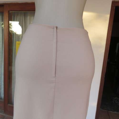 Make a statement in this sand colour pencil skirt with pleated border.Bandless.Size 34/10.Good cond.