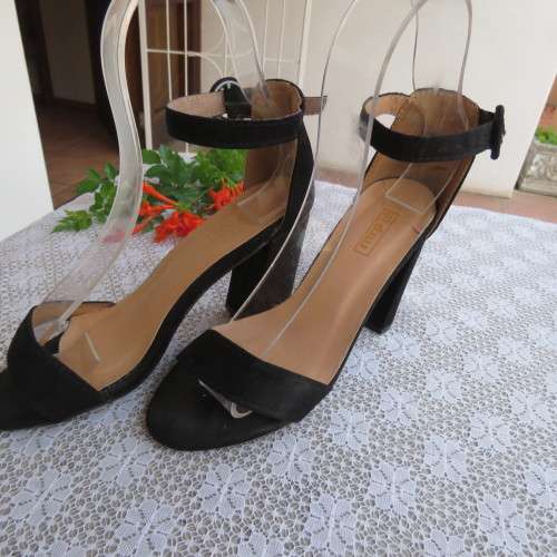 Heels As new black block heel shoes with ankle straps and open toes. By MRP in size 3 was sold for 55.00 on 2 Mar at 18 46 by trendyvintage191 in Oudtshoorn ID 546442538
