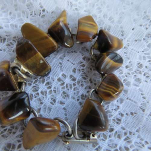 Beautiful genuine tigereye linked bracelet. Total length 17cm. Very good condition.
