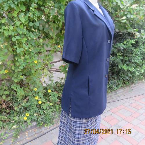 Smart navy tailored jacket with 3 buttons on front.Open collar. Slit seam pockets.Size 42/18.New con