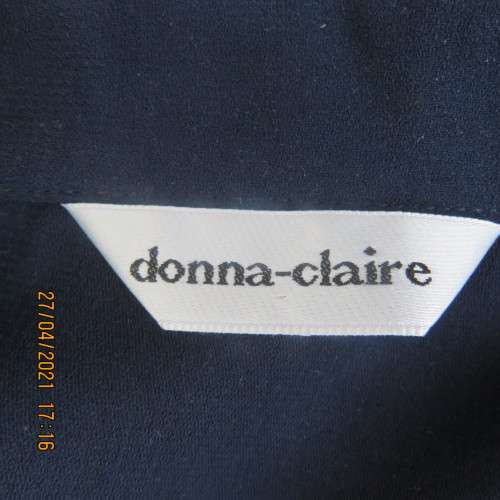 Smart navy tailored jacket with 3 buttons on front.Open collar. Slit seam pockets.Size 42/18.New con