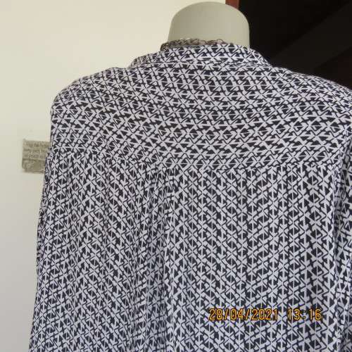 Trendsetting slip over top in black and white small patterns.Size 46/22 by IMAGE.100% viscose.As new