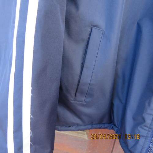 Zippered navy size XL hooded jacket.Outer in water resistant polyester.Inner fleece polyester.As new