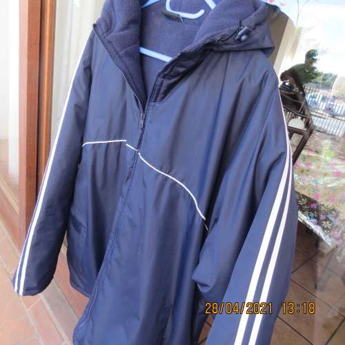 Zippered navy size XL hooded jacket.Outer in water resistant polyester.Inner fleece polyester.As new